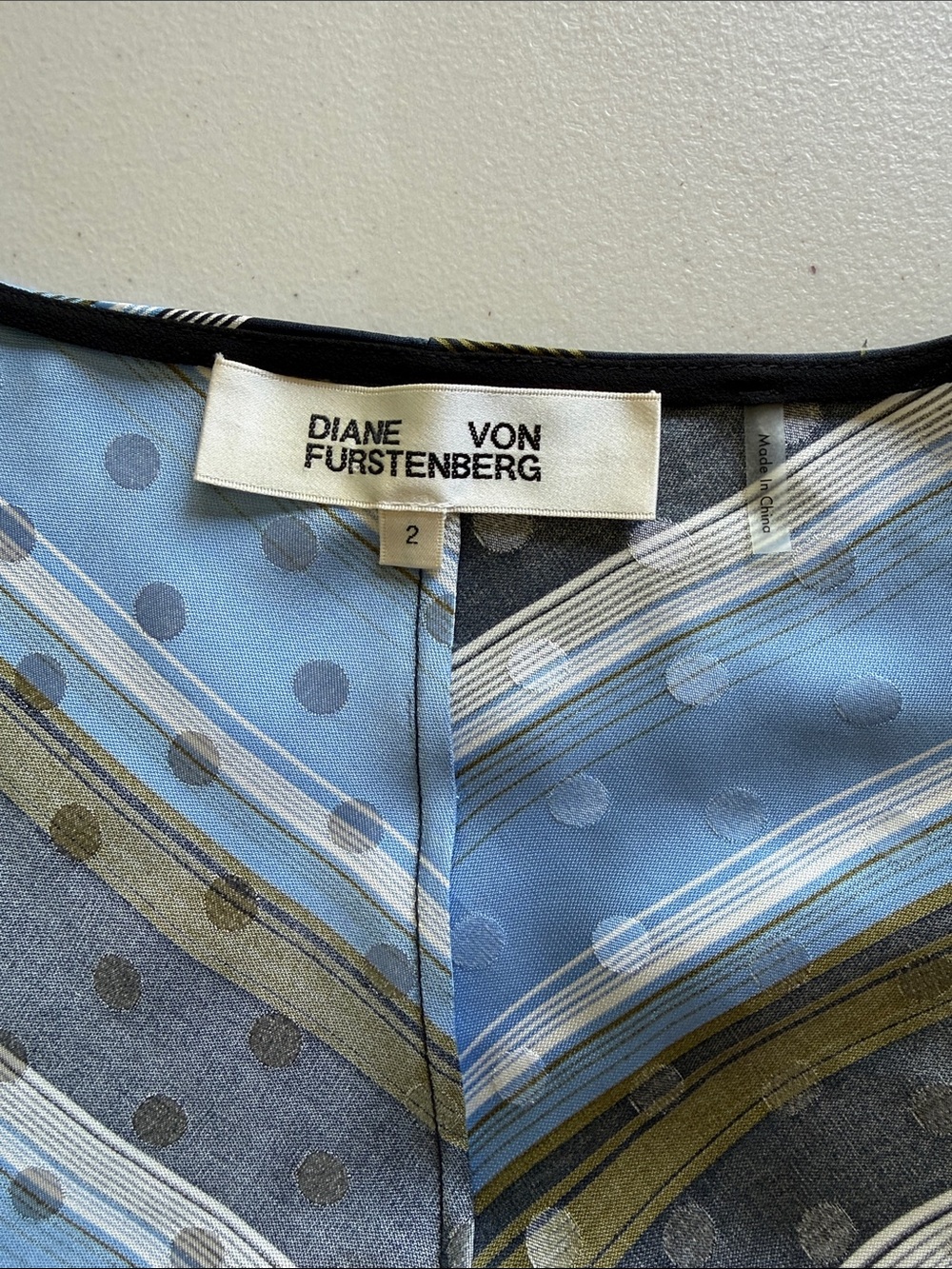 Diane Von Furstenberg 100% Silk Wrap Mini Dress Size 2 - Picture 10 of 17
